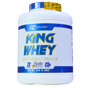 KING WHEY 5LB VAINILLA – RONNIE COLEMAN 14 Envase de proteína King Whey de 5 libras, sabor vainilla, que contiene 25 gramos de proteína por porción y ofrece 72 porciones. Ideal para complementar dietas de fitness y aumentar la ingesta de proteínas de manera efectiva. Su diseño atractivo y su tapa amarilla destacan en la categoría de suplementos nutricionales.