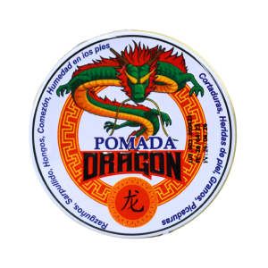 POMADA DRAGON 100 GR – SELVA REAL 20 Pomada Dragon, un ungüento tradicional utilizado para el tratamiento de diversas afecciones como hongos, comezón y heridas en la piel. Su diseño incluye un dragón verde, símbolo de fuerza y salud, y está enmarcado en un círculo con detalles en tonos rojo y amarillo. Ideal para aliviar molestias en los pies y otras partes del cuerpo, esta pomada es conocida por sus propiedades curativas y su eficacia en el cuidado de la piel.