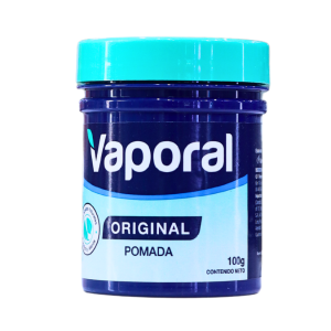 VAPORAL ORIGINAL 100GR POMADA 2 Pomada VapoRal original en envase de 100 gramos. Este producto está diseñado para aliviar congestión nasal y malestares respiratorios. Su fórmula contiene ingredientes que ayudan a descongestionar y proporcionar una sensación de frescura. Ideal para toda la familia, se recomienda aplicar en el pecho y la espalda para obtener mejores resultados.
