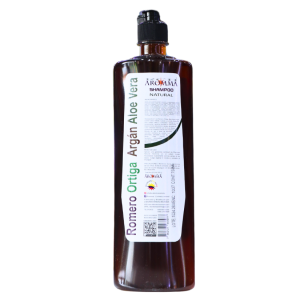 Botella de shampoo natural de 500 ml de la marca Aromas, formulado con ingredientes como romero, ortiga, argán y aloe vera. Este producto está diseñado para fortalecer el cabello, promover su crecimiento y aportar hidratación. Ideal para todo tipo de cabello, su envase transparente permite visualizar el contenido. Perfecto para quienes buscan una opción de cuidado capilar libre de químicos agresivos.