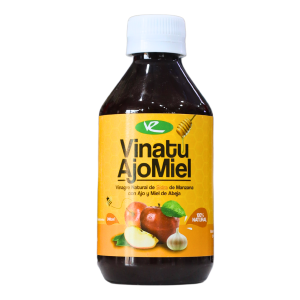 VINATU AJOMIEL 240 ML – VR INDUSTRIA 14 Botella de Vinatu AjoMiel, un elixir natural que combina el sabor del ajo y la miel de abeja. Este producto se presenta en un envase de 250 ml, ideal para potenciar la salud y el bienestar. Vinatu AjoMiel es conocido por sus propiedades beneficiosas, promoviendo el sistema inmunológico y mejorando la digestión. Perfecto para añadir a bebidas o recetas saludables.