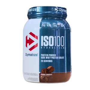 ISO 100 GOURMET CHOCOLATE 1.43 LB – DYMATIZE 8 Imagen de un envase de proteína en polvo Dymatize ISO100 Hydrolyzed, que contiene 25 gramos de proteína por porción, 5.5 gramos de BCAA y 2.6 gramos de leucina. Sabor a chocolate gourmet y ofrece 20 porciones. Ideal para quienes buscan un suplemento de proteína de alta calidad y fácil digestión, perfecto para deportistas y entusiastas del fitness.