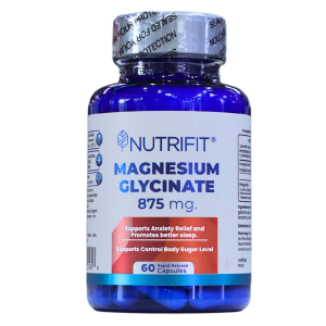 MAGNESIUM GLYCINATE 875 MG (60 CÁPSULAS) – NUTRIFIT 4 Suplemento de magnesio glicinato de 875 mg de Nutrifit en frasco azul de 60 cápsulas. Este producto está diseñado para ayudar a aliviar la ansiedad, promover un mejor sueño y controlar los niveles de azúcar en la sangre. Ideal para quienes buscan mejorar su bienestar general y salud mental.