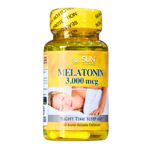 MELATONIN 3000 MCG 60 CAPSULES – SUN VITAMINS 4 Frasco de melatonina de 3000 mcg de la marca Sun, que contiene 60 cápsulas de liberación rápida. Este suplemento está diseñado para ayudar a mejorar la calidad del sueño, ideal para quienes tienen dificultades para conciliar el sueño o mantener un descanso reparador. La melatonina es una hormona natural que regula el ciclo del sueño, favoreciendo un descanso más profundo y reparador.