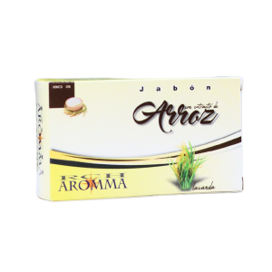 Jabón de arroz de la marca Aromma, presentado en una caja blanca y amarilla. Este producto está formulado con extracto de arroz, ideal para limpiar y nutrir la piel. Su aroma suave y propiedades hidratantes lo convierten en una opción popular para el cuidado diario de la piel. Perfecto para todo tipo de piel, este jabón ofrece una experiencia de limpieza efectiva y delicada.