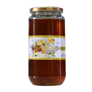 MIEL DE ABEJA 1 LITRO – COLMENA 18 Tarro de miel de abeja de la marca Colmena, con un diseño atractivo y etiqueta informativa. Este producto natural es ideal para endulzar alimentos y bebidas, así como para disfrutar de sus múltiples beneficios para la salud. La miel se presenta en un frasco de vidrio transparente que permite apreciar su color ámbar. Perfecta para quienes buscan un endulzante saludable y delicioso.