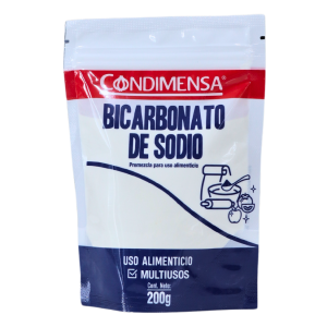 BICARBONATO DE SODIO 200 GR – CONDIMENSA 18 Paquete de bicarbonato de sodio de la marca Condimensa, presentado en un envase de 200 gramos. Este producto es de uso alimenticio y tiene múltiples aplicaciones en la cocina, ideal para mejorar la textura de los alimentos y como agente leudante en repostería. Su diseño atractivo y práctico facilita su almacenamiento y uso.