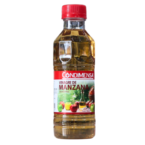 VINAGRE DE MANZANA 220 ML – CONDIMENSA 26 Botella de vinagre de manzana de la marca Condimensa. El vinagre es de color ámbar claro y se presenta en un envase plástico con tapa roja. Ideal para aderezos, marinados y como ingrediente en recetas saludables. Este producto destaca por sus propiedades naturales y su versatilidad en la cocina.