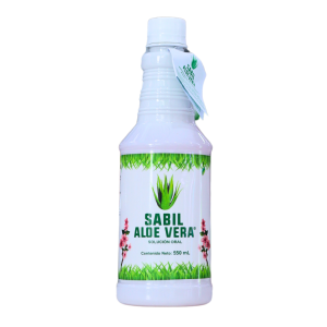 Botella de solución oral de sábila (aloe vera) de 550 ml. Producto natural ideal para mejorar la digestión, fortalecer el sistema inmunológico y promover la salud de la piel. Envase blanco con diseño atractivo y etiqueta informativa sobre sus beneficios. Perfecto para quienes buscan un complemento saludable en su dieta diaria.