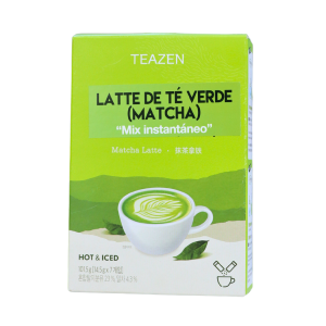LATTE DE TÉ VERDE (MATCHA) 7 SOBRES – TEAZEN 8 Paquete de latte de té verde matcha de la marca Teazen, diseñado para preparar una bebida instantánea. El envase destaca un color verde fresco y presenta una taza con latte de matcha en su interior. Ideal para disfrutar caliente o frío, este producto es perfecto para quienes buscan una opción rápida y saludable. Contiene 15 sobres, cada uno con la mezcla necesaria para preparar una deliciosa bebida rica en antioxidantes.