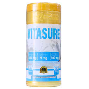 VITASURE 700 GR VAINILLA – NATURALSPLAST 6 Envase de Vitasure, un suplemento nutricional en polvo de 700 g, que contiene 540 mg de aminoácidos, 9 mg de vitamina E y 600 mg de aminoácidos de origen vegetal, ideal para mejorar la salud y el bienestar.