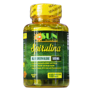 SPIRULINA 100 TABLETS – SUN VITAMINS 28 Frasco de suplementos de espirulina de la marca Sun Vitamins, que contiene 100 tabletas de alga azul-verde, cada una con 500 mg. Este producto está diseñado para mejorar la inmunidad, aumentar la energía y contribuir a la salud cerebral. Además, es rico en vitaminas B12, hierro y fitonutrientes, ideal para complementar una dieta saludable.